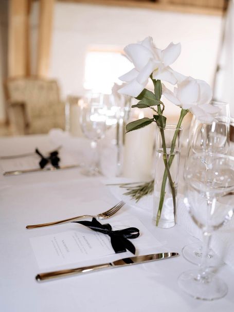 Brautpaar vor einem Champagner-Tower