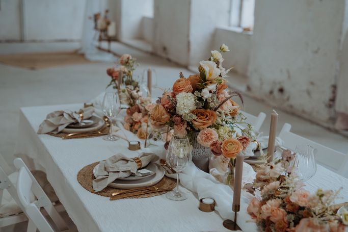 Tisch mit Hochzeitsdekoration mit Blumen Kerzen Tafeldeko