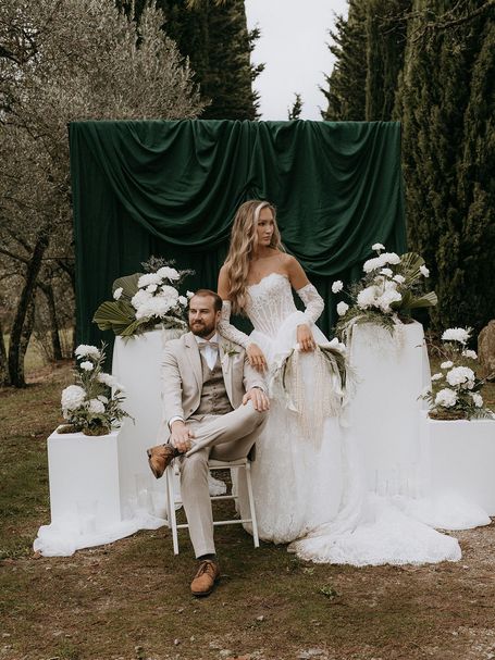 Brautpaar vor einem Champagner-Tower