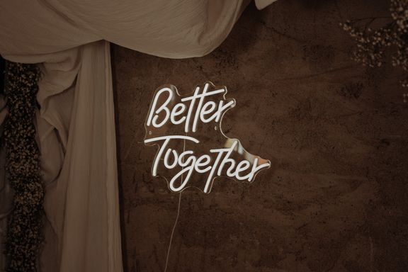 Neon-Leuchtschild mit der Aufschrift "Better Together"