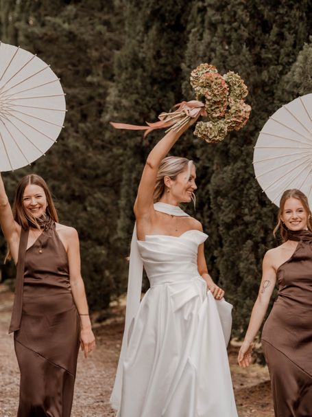 Brautpaar vor einem Champagner-Tower